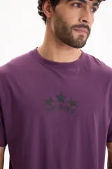 Remera de manga corta color violeta, con diseño semi boxy y estampa en la espalda con tres estrellas y la palabra "Infinity".
