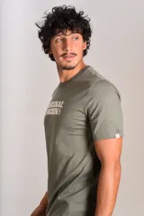 Remera verde militar de manga corta, con cuello redondo y estampa frontal con la inscripción "Original Penguin" en color blanco.