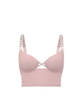 Bralette longline de microfibra color rosado, con aros, copas sin forro, escote en V y tirantes ajustables con logo de pedrería. Presenta un detalle de aberturas entrecruzadas en el centro delantero y silueta alargada.
