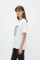 Remera blanca de manga corta con cuello redondo y estampado frontal de inspiración veraniega con motivos italianos, limones y la leyenda Italia Amalfi Capri.