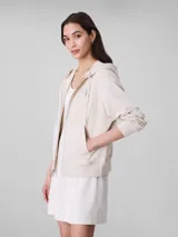 Buzo con capucha y cierre frontal de cremallera, confeccionado en mezcla de algodón y poliéster. Presenta un corte regular cropped, mangas largas, bolsillos tipo canguro y el logo monograma de Calvin Klein bordado en el pecho.