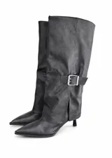 Botas de caña alta color gris, con diseño de solapa plegada y hebilla metálica plateada en el lateral. Presentan punta fina y taco kitten bajo.