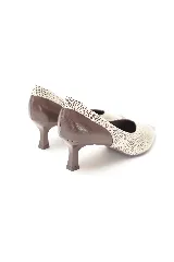 Zapato de tacón medio en cuero marrón combinado con detalles estampados de puntos, punta fina y taco de 5 cm.