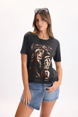 Remera de manga corta color negro con efecto acid wash y estampa frontal de flores en tono dorado brillante. Cuenta con corte clásico y cuello redondo.