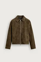 Sobrecamisa regular fit confeccionada en piel con acabado serraje de color marrón oscuro, con cuello solapa, bolsillos de vivo en la cadera y cierre frontal con cremallera.