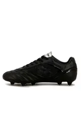 Zapatos de fútbol Lotto modelo Milan-MD-M, color negro, con tapones para césped natural, detalles de costuras en la puntera y logo de la marca en el lateral con la bandera de Italia.