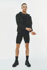 Remera deportiva de malla funcional con tecnología DryMove, de corte estándar, cuello redondo y manga corta, diseñada para absorber el sudor durante el entrenamiento.