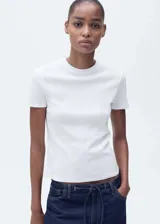 Camiseta de manga corta y cuello redondo, color blanco, con diseño entallado.