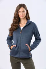 Campera de felpa con cierre frontal, capucha y detalle de parche de cuero sintético en la manga.