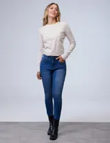 Jean elastizado de tiro alto y pierna skinny, marca One Five One. Tiene pretina con pasadores, botón y cierre. Delantera y trasera con bolsillos.