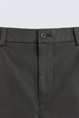 Bermuda de hombre color beige claro, corte regular fit, con pliegues frontales, bolsillos delanteros y bolsillos traseros de doble vivo con botón.