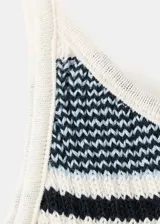 Top de punto a rayas horizontales en tonos celestes, azules y blancos, con tirantes finos y escote redondo.