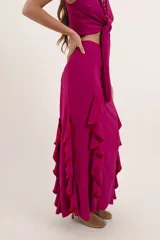 Falda larga color fucsia con volados verticales con borde rojo.