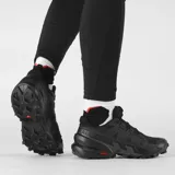 Championes de trail running Salomon Speedcross 6, color negro, con diseño ligero, parte superior renovada y suela con gran adherencia y evacuación rápida de barro.