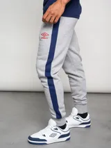 Pantalón de jogging azul marino de felpa con corte ajustado y banda lateral gris.