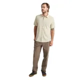 Camisa de manga corta de tejido técnico perforado con fibras Tactel transpirables y stretch, ideal para climas cálidos. Presenta un diseño a rayas verticales en tonos beige y blanco, con cuello camisero y cierre frontal de botones.