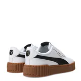 Championes Puma modelo Carina 3.0, de estilo urbano inspirado en el tenis de los años 80. Presentan un diseño en color negro con la icónica franja lateral en blanco y detalles de la marca en dorado. Cuentan con una suela de plataforma estriada en color blanco y plantilla SOFTFOAM+ para mayor amortiguación.