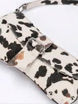 Bolso de mano con estampado animal print y correa corta.