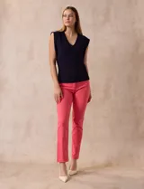 Buzo tejido en hilado fino color beige, con escote en V y sin mangas.