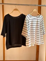 Blusa color beige de viscosa elastizada, con cuello bote y espalda cruzada. Estampado frontal con ilustración de una cara con corona de flores.