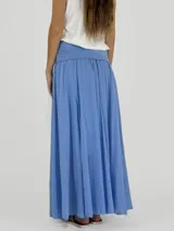 Pollera larga de corte amplio y fluido, con cintura ancha y diseño plisado. Confeccionada en tela liviana con caída natural.