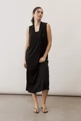 Vestido midi negro sin mangas, con cuello drapeado y diseño holgado.