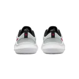 Championes Nike modelo Legend Essential 3, color negro con suela blanca y logo Swoosh en blanco. Diseño de malla transpirable con refuerzos laterales, ideal para entrenamiento.
