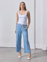 Pantalón wide leg de lyocell color azul claro, con cintura elástica ajustable mediante cordón y bolsillos delanteros aplicados.