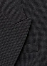 Chaqueta de corte recto con estampado de micro pata de gallo, cuello con solapa y cierre frontal de botones. Presenta mangas largas con puños abotonados, bolsillos delanteros con solapa y abertura posterior en el bajo.