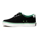 Championes urbanos negros con detalles en verde y suela blanca.