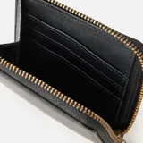 Billetera negra cuadrada de cuero sintético con cierre de cremallera y logo Rip Curl grabado en el frente.