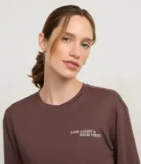 Remera deportiva Get Over de corte cropped y calce suelto, confeccionada en poliamida. Presenta manga corta, escote redondo y estampa frontal con texto en el pecho. Incluye una abertura vertical en la espalda para mayor ventilación.