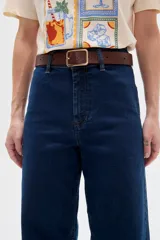 Pantalón jean de corte ancho, tiro alto y diseño recto.