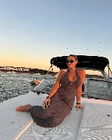 Vestido largo de tejido de punto calado color crema, con escote halter y espalda descubierta.