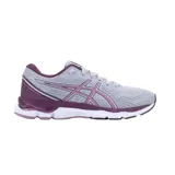 Championes de running Asics modelo Gel-Pacemaker 2, color gris con detalles en violeta y suela blanca. Confeccionados en malla transpirable con tecnología de amortiguación en el talón.