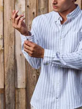 Camisa de manga larga Jack & Jones, confeccionada en tejido Oxford de algodón 100%. Diseño a rayas verticales en tonos beige y blanco, con cuello abotonado, bolsillo en el pecho y corte regular.