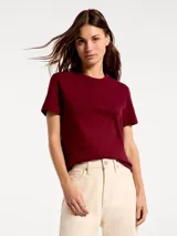 Camiseta de corte ajustado, color marrón, con cuello redondo y mangas cortas.