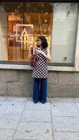 Vestido marrón con lunares blancos, corte en A y sin mangas.