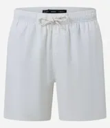 Bermuda básica masculina de microfibra en color negro, con cintura elástica ajustable mediante cordón y bolsillos laterales.