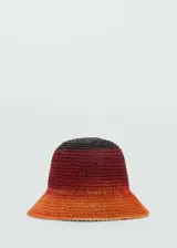 Sombrero tipo bucket tejido con efecto degradado en tonos naranja, rojo y negro.