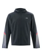 Campera de running Under Armour Velociti Strm Hdd Jkt para hombre, color negro con capucha, cierre frontal completo, logo en el pecho y detalles estampados en las mangas.