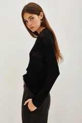 Sweater de punto fino y semitransparente, color negro, con cuello redondo y mangas largas.