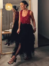 Musculosa negra de terciopelo con lentejuelas.