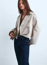 Jeans de tiro medio con diseño flare y bajo deshilachado, con cierre de cremallera y botón, trabillas y cinco bolsillos.