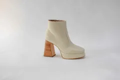 Botines negros de cuero con plataforma y tacón cuadrado. Cierre con cremallera lateral.