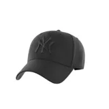 Gorra de béisbol color beige con logo de los New York Yankees bordado en verde en el frente y logo de la marca 47 bordado en el lateral.
