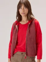 Remera de algodón con cuello redondo y manga larga. Presenta un diseño con costuras horizontales a la altura del pecho y costuras verticales en las mangas, brindando un detalle distintivo a la prenda.