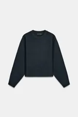 Jersey de punto liso con cuello redondo y manga larga, de corte recto y diseño minimalista.