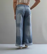 Pantalón de jean celeste de corte ancho con apliques de strass.