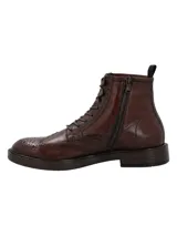 Botín tipo brogue de cuero marrón con cierre de cordones, costuras decorativas y suela de cuero. Diseño clásico con puntera redonda.